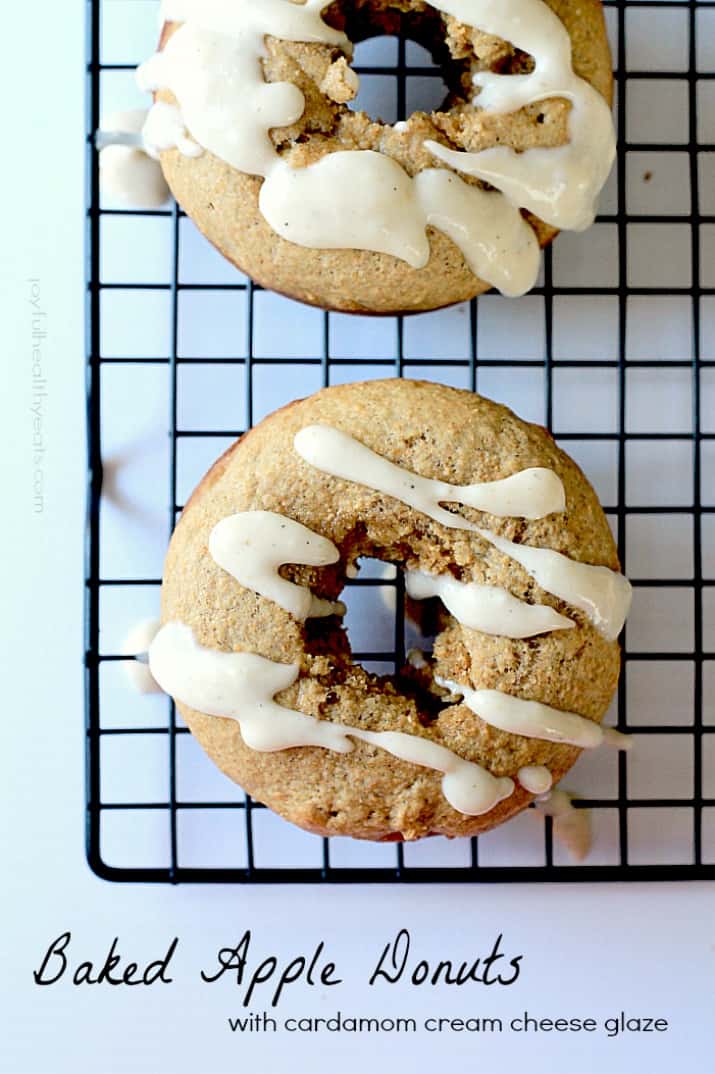 A healthier version of donuts for the fall! Baked Apple Donuts with a Cardamom Cream Cheese Glaze | m.albarakaa.com #fallrecipes #applerecipes 标题图像烤苹果甜甜圈与小豆蔻奶油奶酪釉
