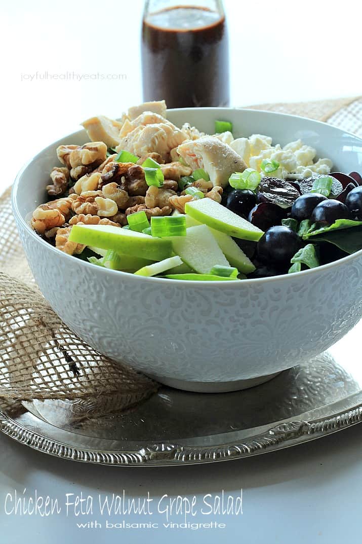 Chicken Feta Walnut Grape Chopped Salad with Balsamic Vinaigrette 一碗金属托盘上的鸡肉羊乳酪沙拉