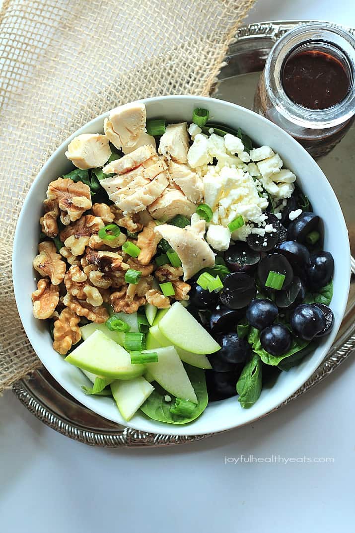 Chicken Feta Walnut Grape Chopped Salad with Balsamic Vinaigrette 从上面看到的碎乳酪沙拉