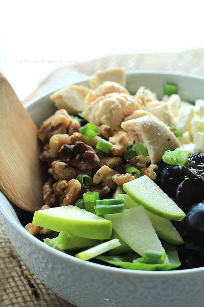 Chicken Feta Walnut Grape Chopped Salad with Balsamic Vinaigrette 核桃、鸡肉和青苹果片的碗里沙拉
