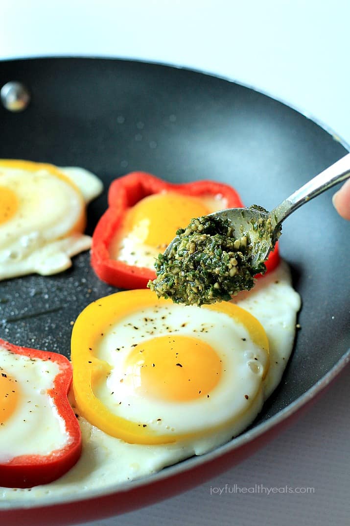 Egg in a Hole with Basil Pesto, seriously one of my healthy breakfast recipes | m.albarakaa.com 鸡蛋洞与罗勒香蒜酱和柿子椒圈在煎锅