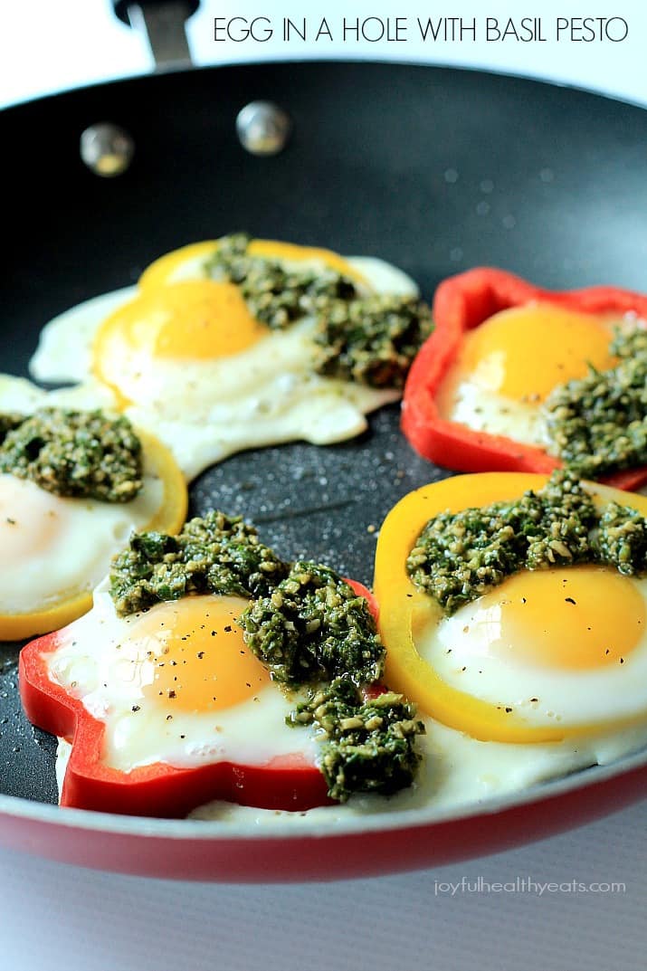 Egg in a Hole with Basil Pesto, seriously one of my healthy breakfast recipes | m.albarakaa.com 鸡蛋洞与罗勒香蒜酱和柿子椒圈在煎锅