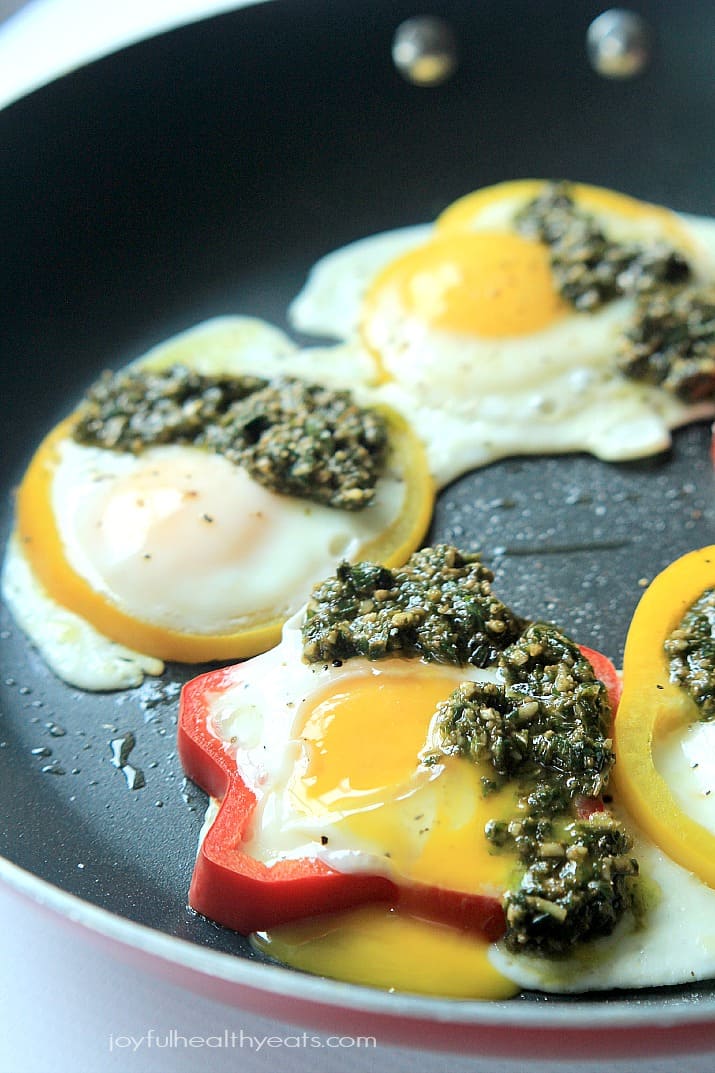 Egg in a Hole with Basil Pesto, seriously one of my healthy breakfast recipes | m.albarakaa.com 鸡蛋洞与罗勒香蒜酱和柿子椒圈在煎锅