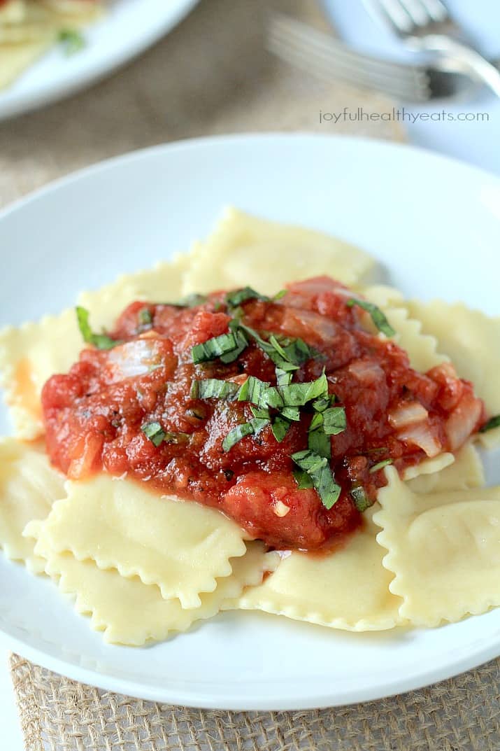 Four Cheese Ravioli with Homemade Marinara Sauce, absolutely delicious and 15 minutes to make! | m.albarakaa.com 四份奶酪意式馄饨,配上自制的酱汁