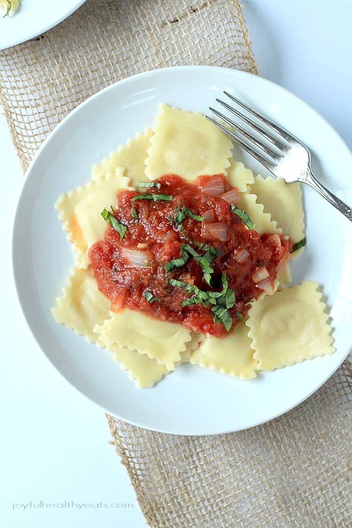 Four Cheese Ravioli with Homemade Marinara Sauce, absolutely delicious and 15 minutes to make! | m.albarakaa.com 俯视图的四奶酪馄饨与自制的酱汁在盘子上