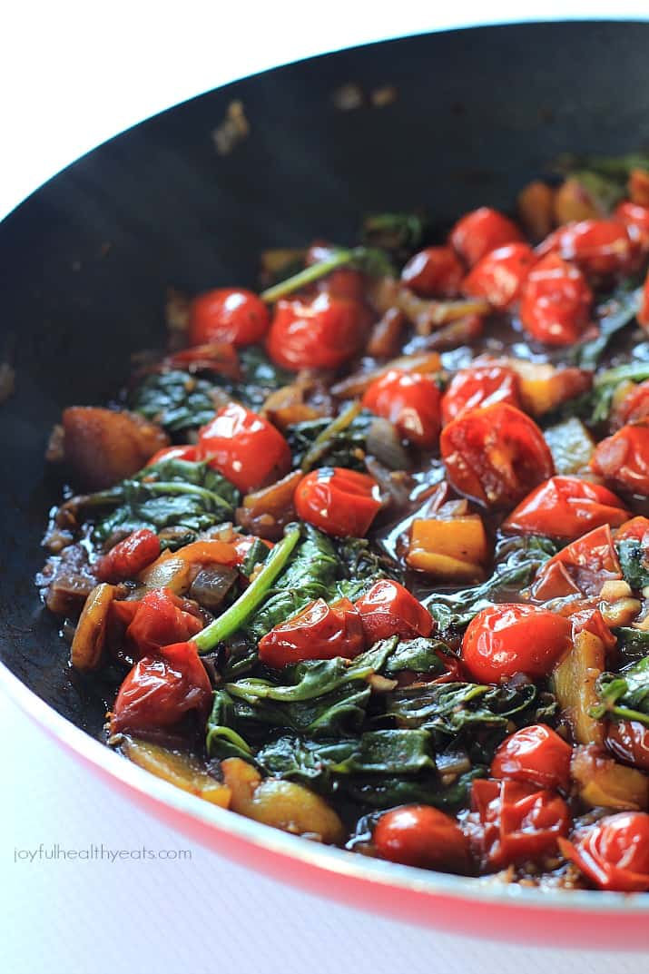 Portobello Mushroom Pizza with Sautéed Balsamic Vegetables, crazy good & healthy! | m.albarakaa.com #vegetarian #glutenfree PortobelloMushroom比萨与 SautedBalsamicom#vegetrian#glutenfle