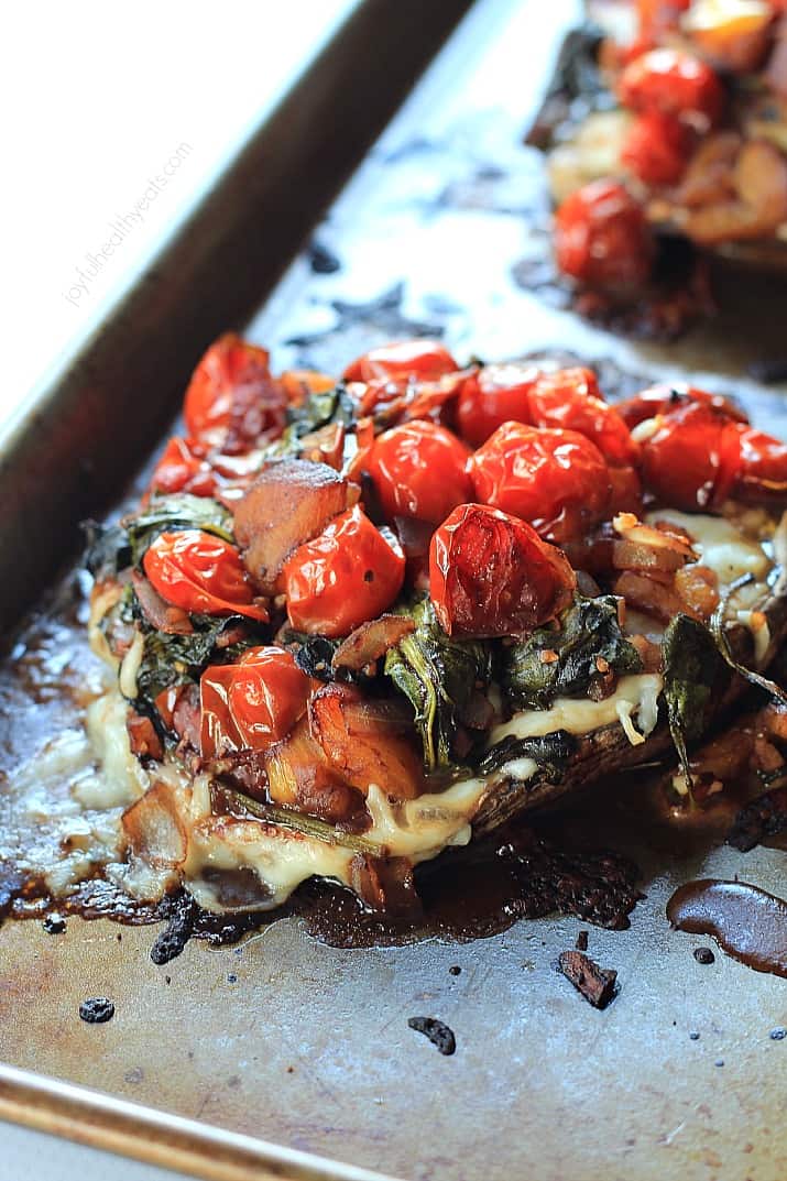 Portobello Mushroom Pizza with Sautéed Balsamic Vegetables, crazy good & healthy! | m.albarakaa.com #vegetarian #glutenfree PortobelloMushroom比萨与 SautedBalsamicom#vegetrian#glutenfle