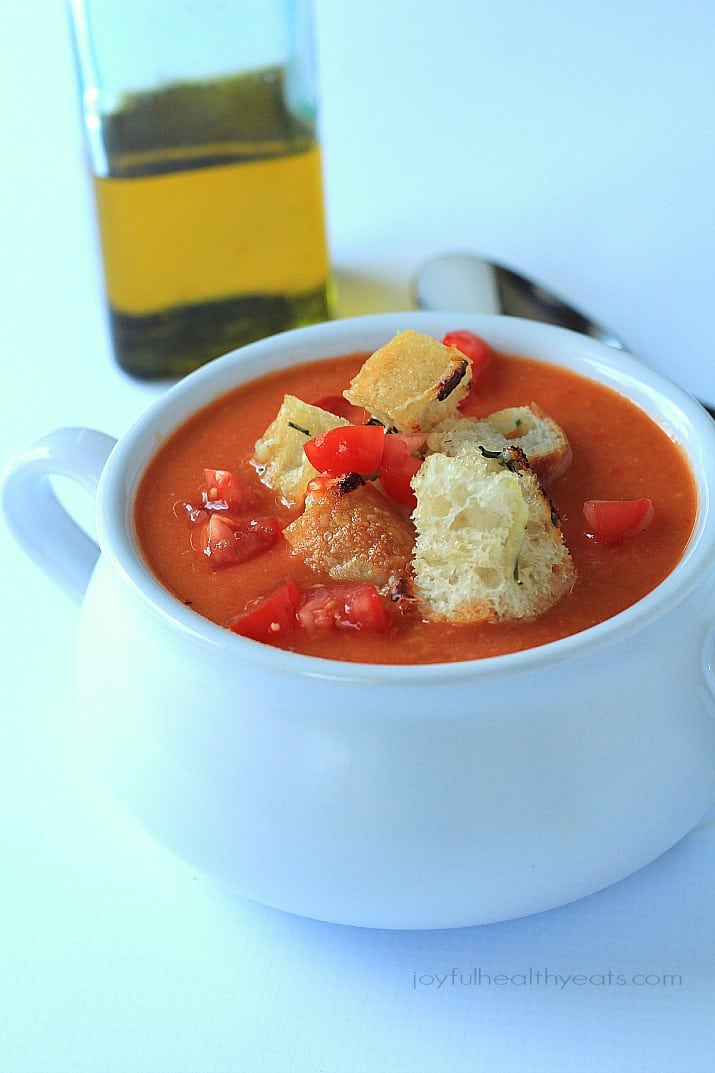 A hearty Tuscan Tomato Soup with Homemade Rosemary Garlic Croutons! | m.albarakaa.com | #wintersoup #souprecipes #vegetarian #freezerfriendly 丰盛的托斯卡纳番茄汤配自制迷迭香蒜蓉面包丁!| m.albarakaa.com | #冬汤#souprecipes #素食#冰箱友好型