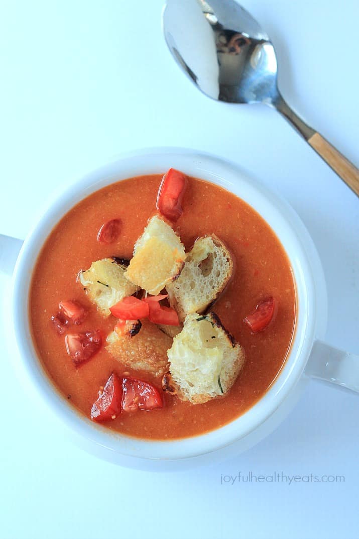 A hearty Tuscan Tomato Soup with Homemade Rosemary Garlic Croutons! | m.albarakaa.com | #wintersoup #souprecipes #vegetarian #freezerfriendly 丰盛的托斯卡纳番茄汤配自制迷迭香蒜蓉面包丁!| m.albarakaa.com | #冬汤#souprecipes #素食#冰箱友好型