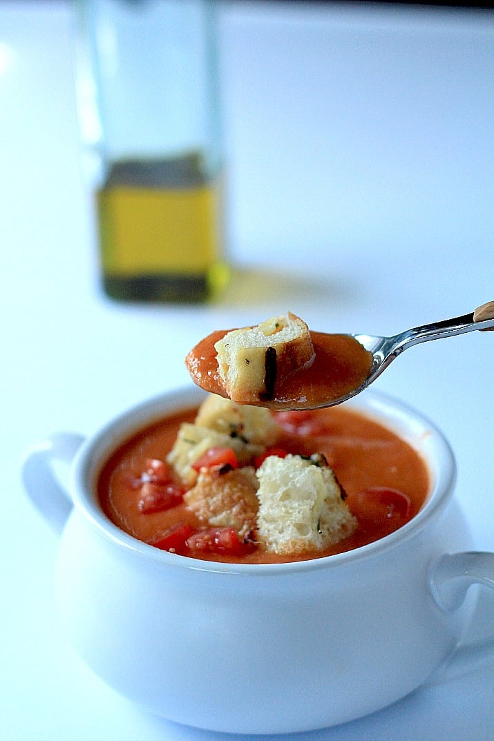 A hearty Tuscan Tomato Soup with Homemade Rosemary Garlic Croutons! | m.albarakaa.com | #wintersoup #souprecipes #vegetarian #freezerfriendly 丰盛的托斯卡纳番茄汤配自制迷迭香蒜蓉面包丁!| m.albarakaa.com | #冬汤#souprecipes #素食#冰箱友好型