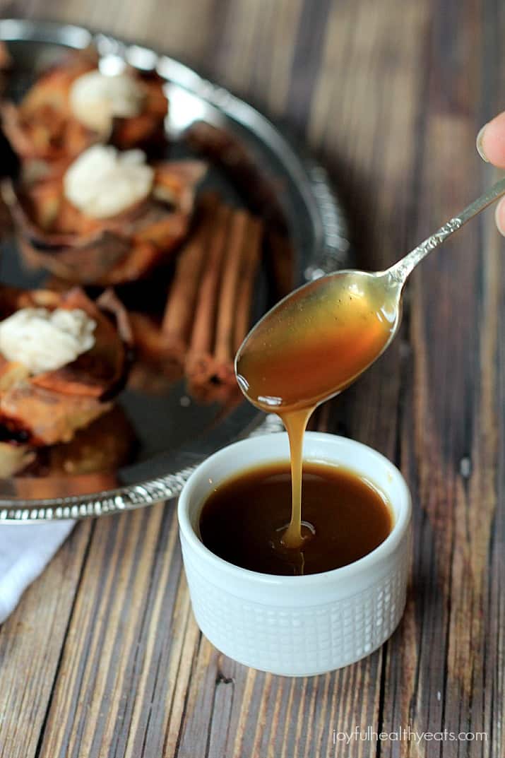 Try to stop at just one of these Caramel Apple Pie Wonton Cups with a Honey Cinnamon Mascarpone, good luck! | m.albarakaa.com 用勺子盛焦糖酱的小蛋糕