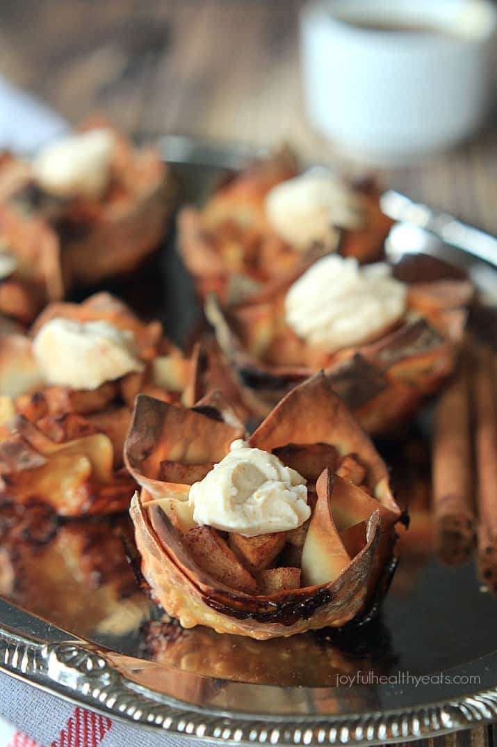 Try to stop at just one of these Caramel Apple Pie Wonton Cups with a Honey Cinnamon Mascarpone, good luck! | m.albarakaa.com 焦糖苹果派云吞杯的特写,上面有蜂蜜肉桂马斯卡彭干酪