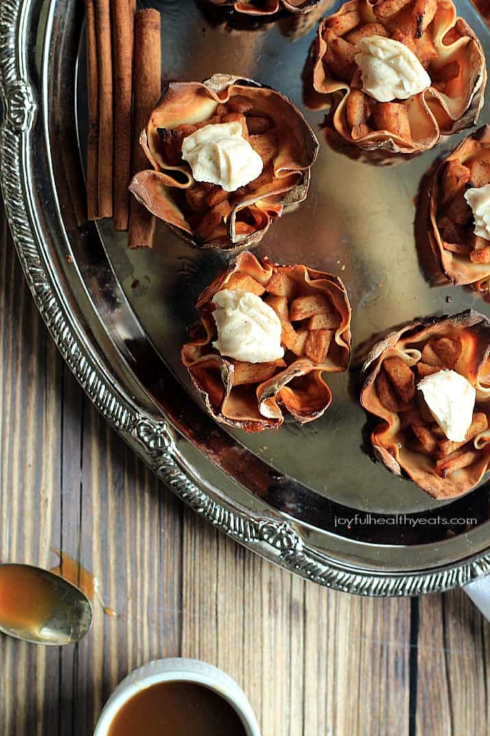 Try to stop at just one of these Caramel Apple Pie Wonton Cups with a Honey Cinnamon Mascarpone, good luck! | m.albarakaa.com 顶部视图焦糖苹果派云吞杯蜂蜜肉桂马斯卡彭在银盘