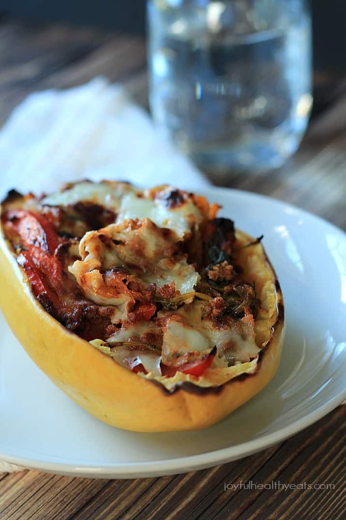 An easy healthy spanish inspired weeknight dinner, Chorizo Kale & Pepper Stuffed Spaghetti Squash Boats! | m.albarakaa.com 一盘辣香肠甘蓝和胡椒填充的意大利面南瓜船