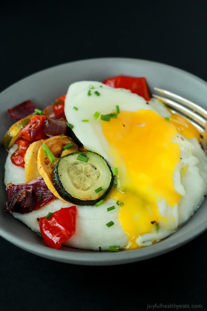 Creamy Goat Cheese Grits and Eggs with Roasted Vegetables 碗里的溏心蛋黄加粗面粉和蔬菜