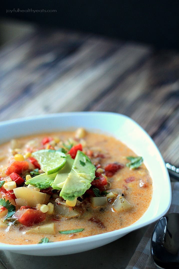 I'm not ashamed that I licked the bowl on this one! Crock Pot Southwestern Corn & Potato Chowder | m.albarakaa.com #dairyfree 一碗西南玉米土豆杂烩,上面有牛油果片和酸橙