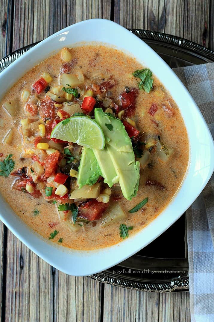 I'm not ashamed that I licked the bowl on this one! Crock Pot Southwestern Corn & Potato Chowder | m.albarakaa.com #dairyfree 一碗西南玉米和土豆杂烩,上面有鳄梨片和酸橙