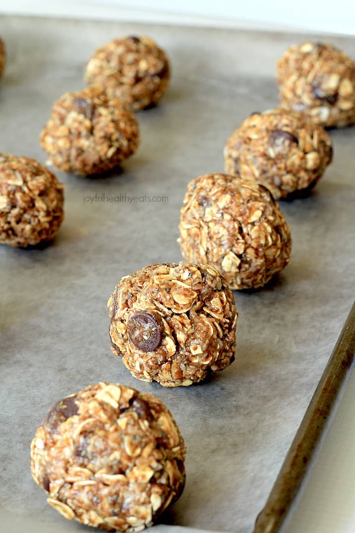 No Bake Dark Chocolate Coconut Energy Bites 无烘焙黑巧克力椰子能量咬在一排的图像