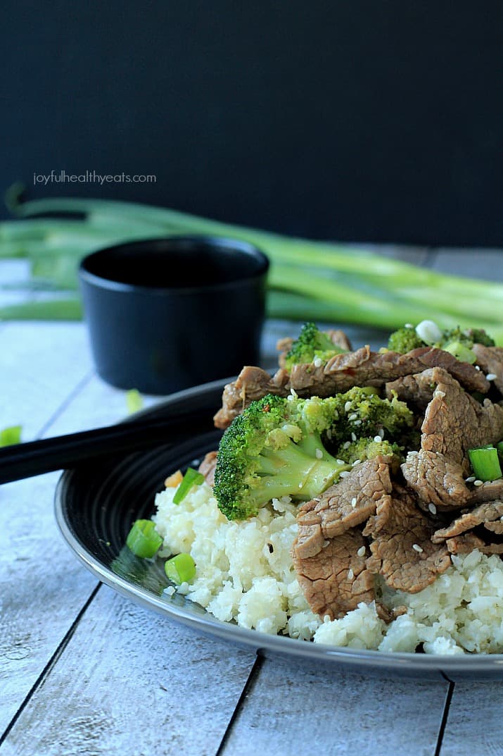 An easy to make Paleo & Gluten Free recipe packed with flavor! Beef & Broccoli Stir fry with Cauliflower Rice | m.albarakaa.com 易于制作的Paleo&Gluten Free Recipe包装味道!牛肉和西兰花炒花椰菜米|m.albarakaa.com.