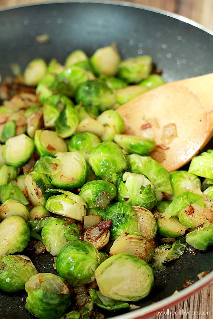 Pan Sauteed Brussels Sprouts with sweet Caramelized Onions and salty crispy Bacon, the ultimate holiday side dish recipe! | m.albarakaa.com #ALDIholiday #paleo #glutenfree 锅煎球芽甘蓝配甜焦糖洋葱和咸脆培根,终极假日配菜食谱!| m.albarakaa.com #ALDIholiday #旧石器时代#无谷蛋白