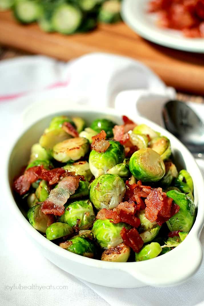 Pan Sauteed Brussels Sprouts with sweet Caramelized Onions and salty crispy Bacon, the ultimate holiday side dish recipe! | m.albarakaa.com #ALDIholiday #paleo #glutenfree 锅煎球芽甘蓝配甜焦糖洋葱和咸脆培根,终极假日配菜食谱!| m.albarakaa.com #ALDIholiday #旧石器时代#无谷蛋白