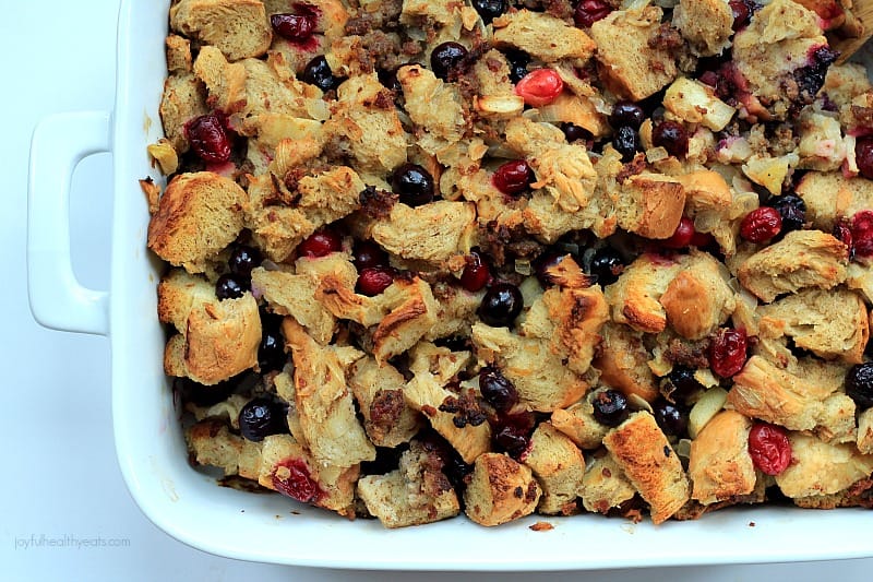Cranberry Maple Stuffing with Jones Sausage 香肠蔓越莓枫馅在白色的碟子