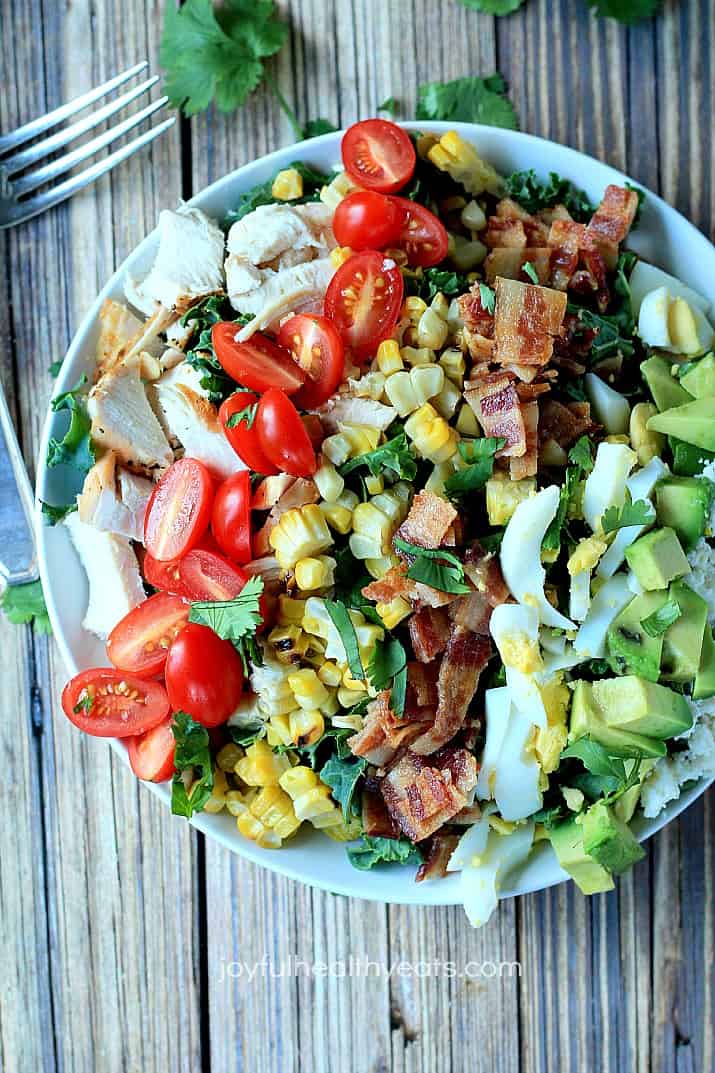 Southwestern Cobb Salad with Creamy Poblano Dressing 西南科布沙拉在盘子上的图片