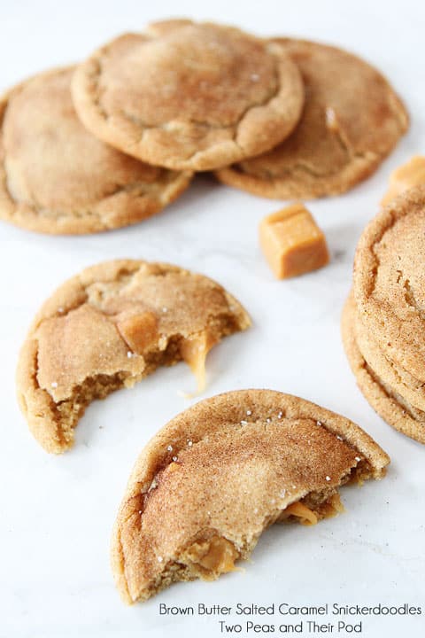 35 Must Have Christmas Cookie Recipes 白色柜台上的棕色黄油咸焦糖饼干