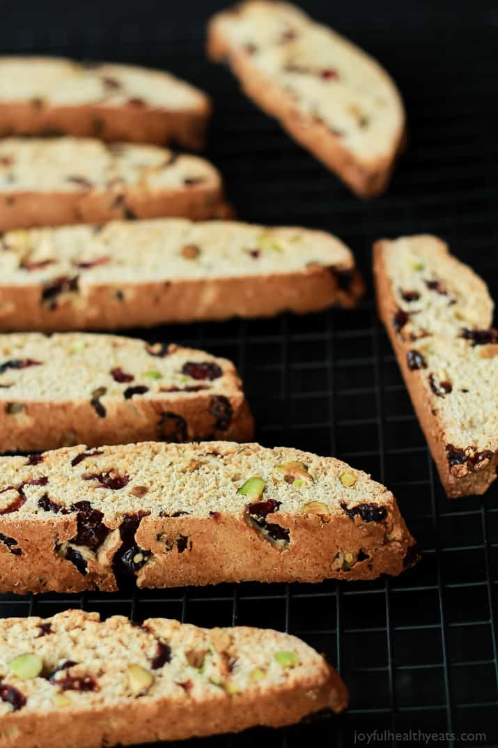 35 Must Have Christmas Cookie Recipes 冷架上的小红莓开心果脆饼