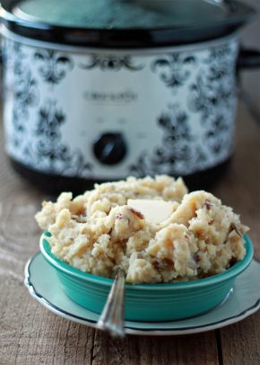 The Ultimate Thanksgiving Recipe Guide with all your favorite heavy hitters, Roasted Turkey, Lump Free Gravy, Homemade Dinner Rolls, and Pumpkin Pie. Come and get it! | m.albarakaa.com 终极感恩节食谱指南与所有你最喜欢的重量级人物,烤火鸡,无块肉汁,自制晚餐卷,和南瓜派。快来拿!| m.albarakaa.com