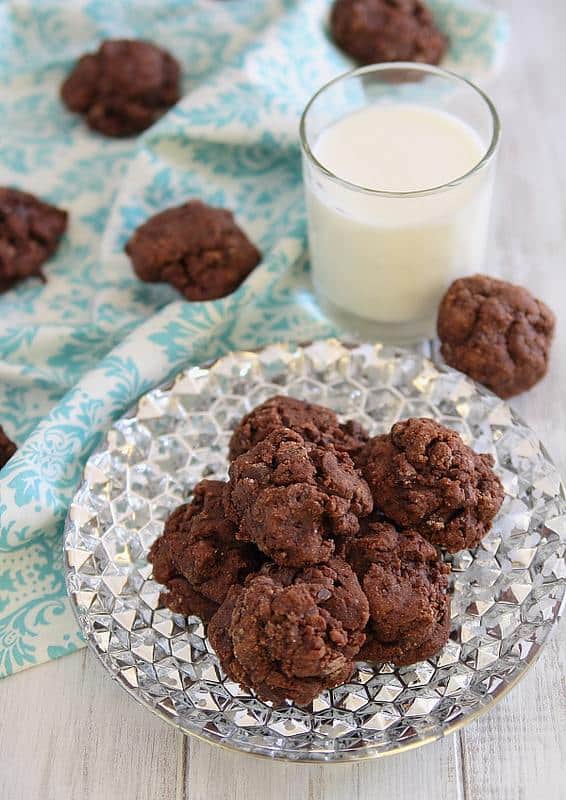 35 Must Have Christmas Cookie Recipes 一盘黑巧克力杏仁软糖饼干配一杯冷牛奶