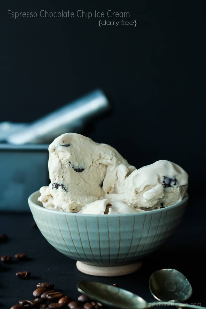 Espresso Chocolate Chip Ice Cream 意式浓缩冰淇淋与巧克力片在一个蓝绿色的碗