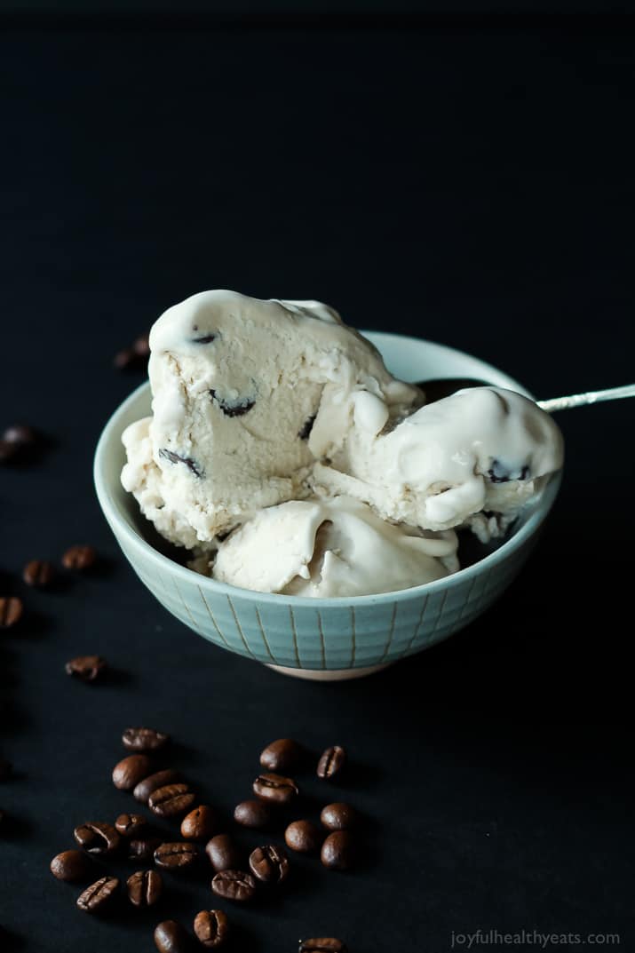 Espresso Chocolate Chip Ice Cream 一碗意式浓缩巧克力片冰淇淋旁边是一些意式浓缩咖啡豆