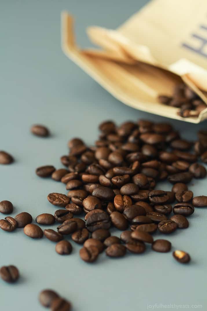 Espresso Chocolate Chip Ice Cream 浓缩咖啡豆从包装中倒出来