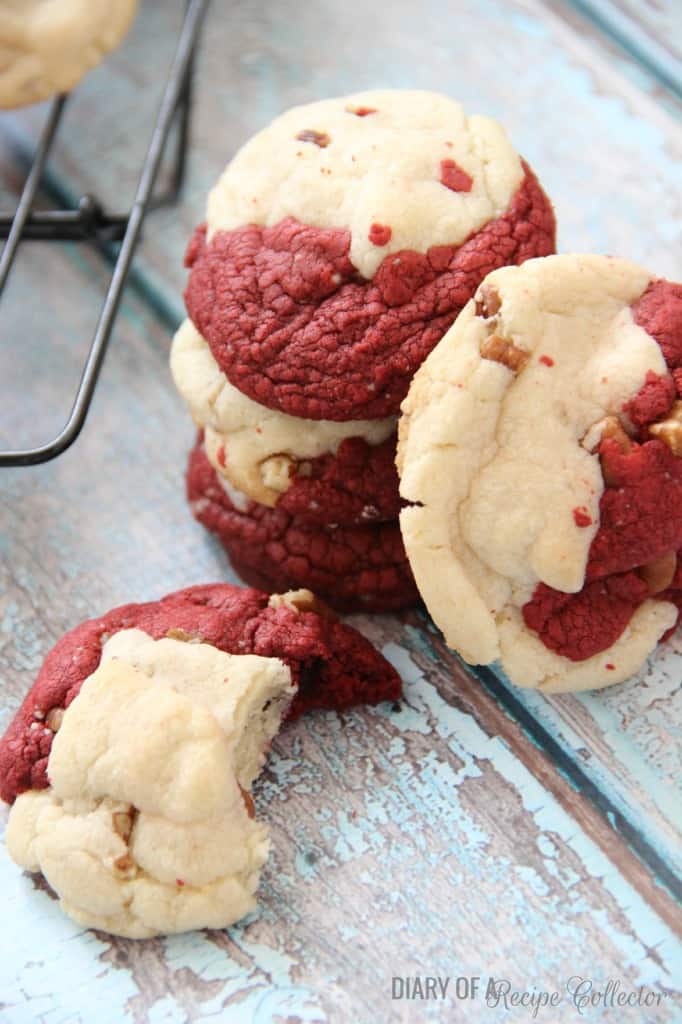 35 Must Have Christmas Cookie Recipes 一堆红色天鹅绒和白色蛋糕混合饼干