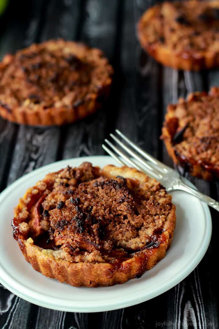 Built in portion control makes these Mini Apple Pie Tartlets with Pecan Streusel extra irresistible! The ultimate fall dessert! | m.albarakaa.com 内置的分量控制使这些迷你苹果派馅饼与山核桃酱格外诱人!终极秋季甜点!| m.albarakaa.com内置的部分控制使这些迷你苹果派馅饼与山核桃Streusel格外诱人!终极秋季甜点!| m.albarakaa.com