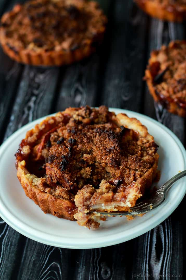 Built in portion control makes these Mini Apple Pie Tartlets with Pecan Streusel extra irresistible! The ultimate fall dessert! | m.albarakaa.com 内置的分量控制使这些迷你苹果派馅饼与山核桃酱格外诱人!终极秋季甜点!| m.albarakaa.com