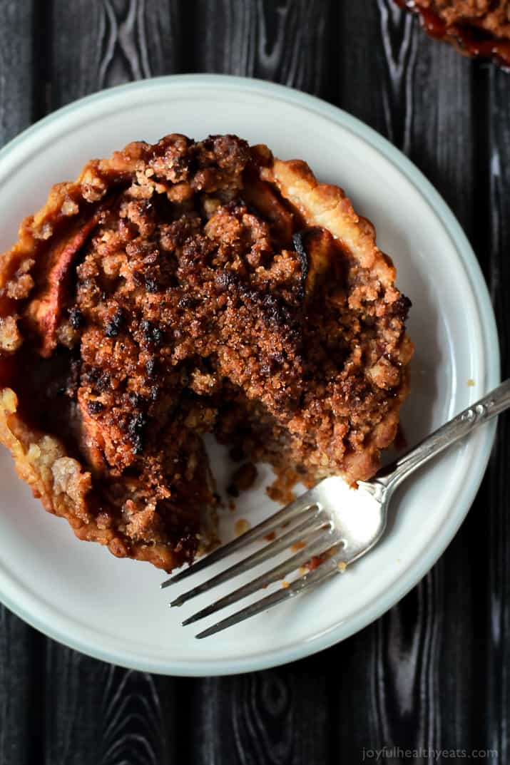 Built in portion control makes these Mini Apple Pie Tartlets with Pecan Streusel extra irresistible! The ultimate fall dessert! | m.albarakaa.com 内置的分量控制使这些迷你苹果派馅饼与山核桃酱格外诱人!终极秋季甜点!| m.albarakaa.com