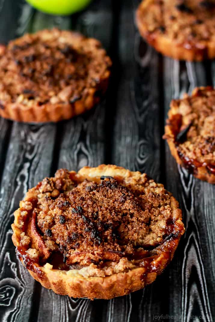 Built in portion control makes these Mini Apple Pie Tartlets with Pecan Streusel extra irresistible! The ultimate fall dessert! | m.albarakaa.com 内置的分量控制使这些迷你苹果派馅饼与山核桃酱格外诱人!终极秋季甜点!| m.albarakaa.com