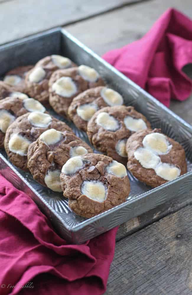 35 Must Have Christmas Cookie Recipes 密西西比泥饼干在平底锅里排列