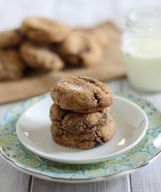 35 Must Have Christmas Cookie Recipes 糖蜜姜饼饼干与巧克力堆叠在盘子里