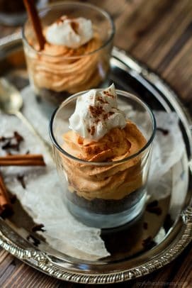 Espresso Chocolate Chip Ice Cream 一个不用烘烤的南瓜芝士蛋糕,装在杯子里,放在盘子里
