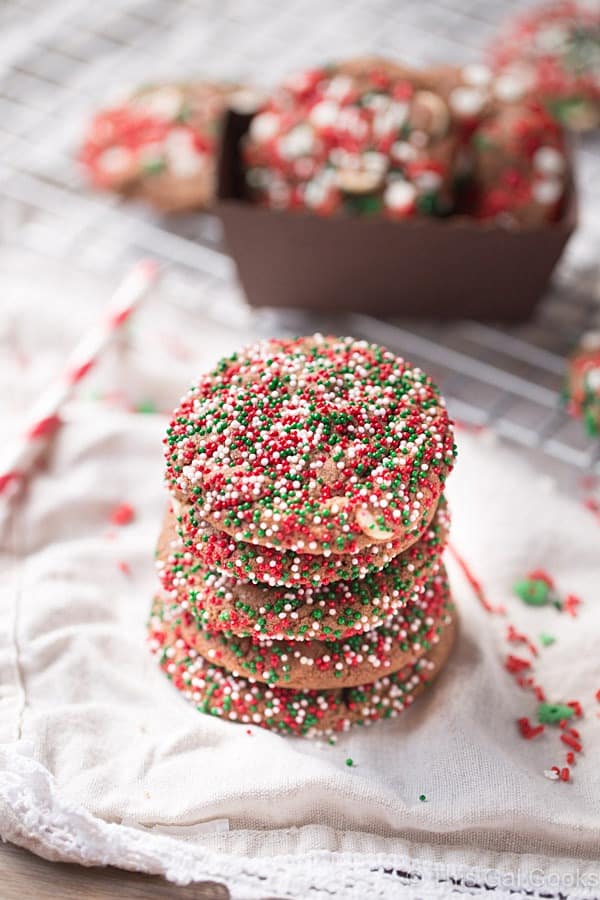 35 Must Have Christmas Cookie Recipes 一堆涂有糖屑的Nutella白巧克力饼干