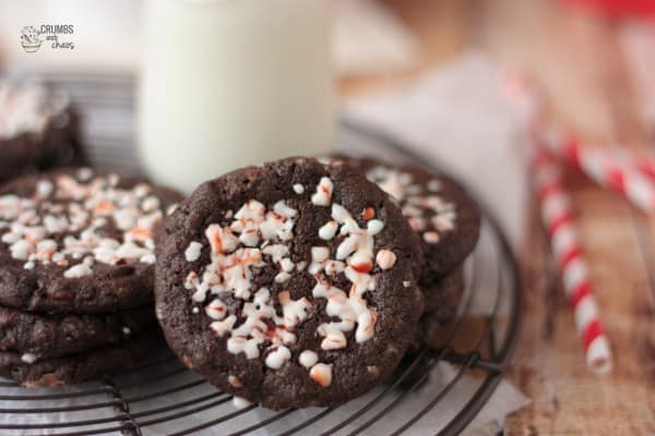 35 Must Have Christmas Cookie Recipes 薄荷巧克力脆片饼干放在冷却架上,旁边是一杯牛奶