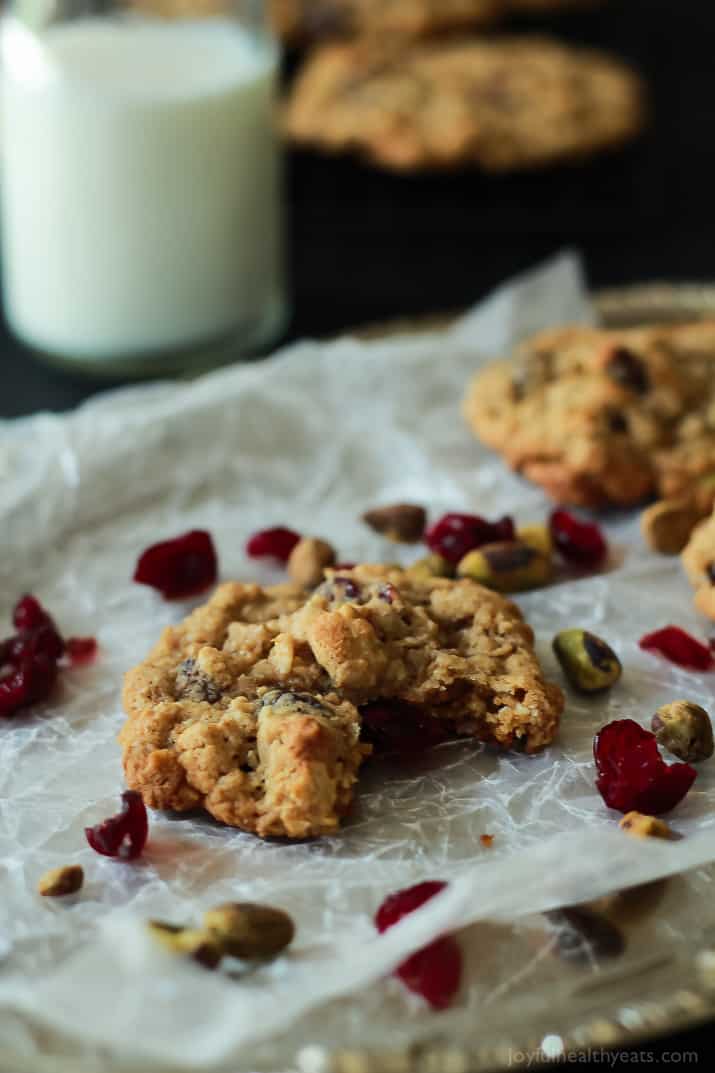 35 Must Have Christmas Cookie Recipes 一块被咬了一口的开心果蔓越莓燕麦饼干