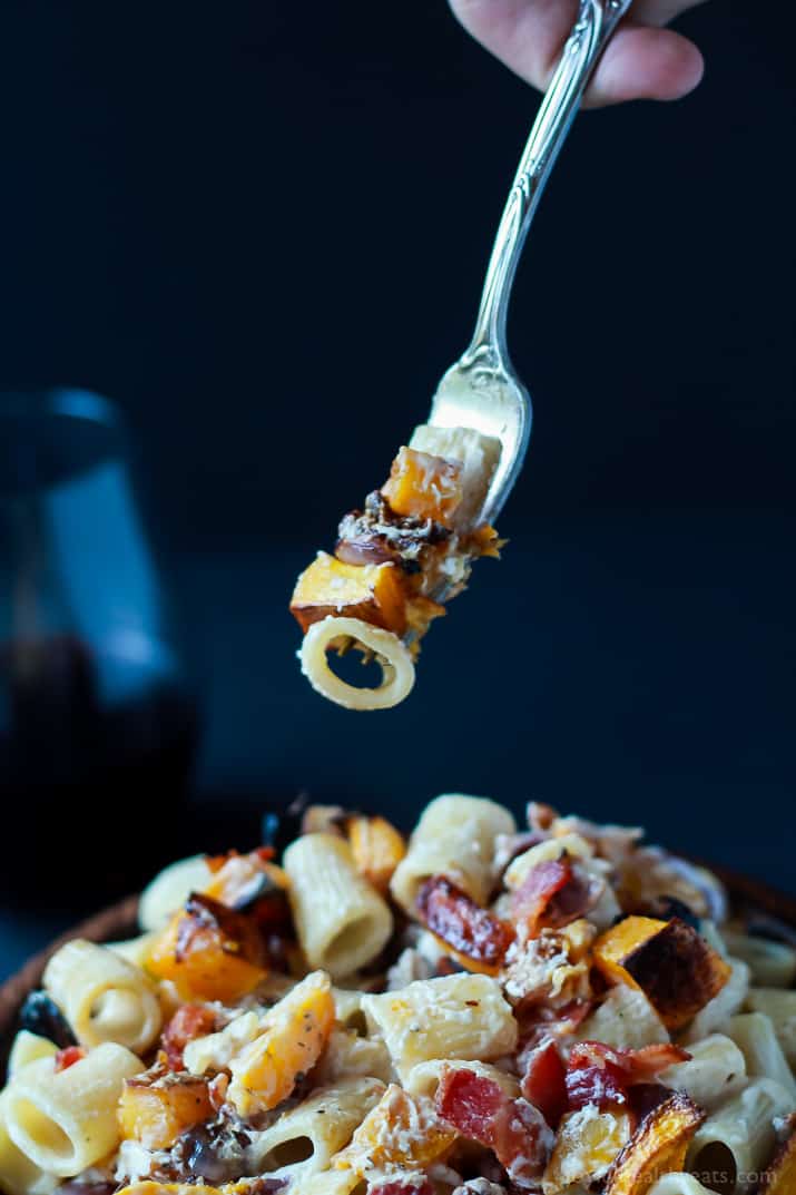 Tried this Roasted Butternut Squash & Goat Cheese Pasta and totally fell in love with all the flavors! Pin it, make it, now! | m.albarakaa.com 尝试过这个烤的胡桃南瓜和山羊奶酪意大利面,完全爱上了所有的口味!别上,快点!| m.albarakaa.com