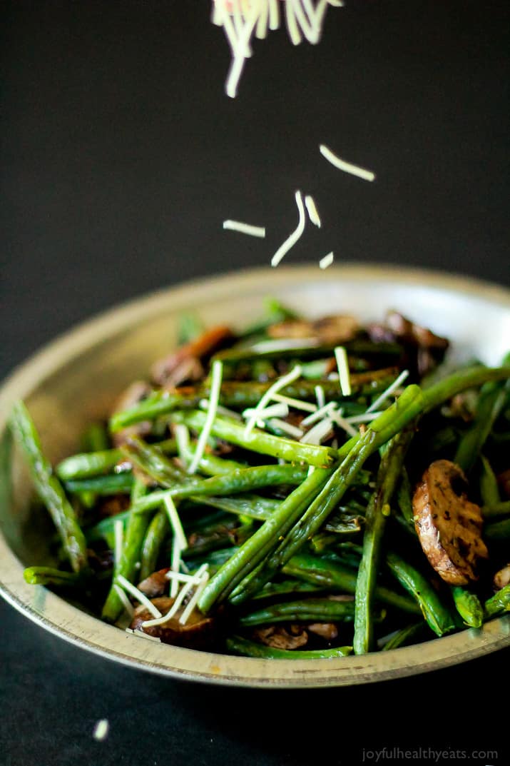 A much healthier version of Green Bean Casserole, fresh green beans & mushrooms mixed with thyme and lemon juice. | m.albarakaa.com 更健康的青豆砂锅,新鲜的青豆和蘑菇混合百里香和柠檬汁。| m.albarakaa.com