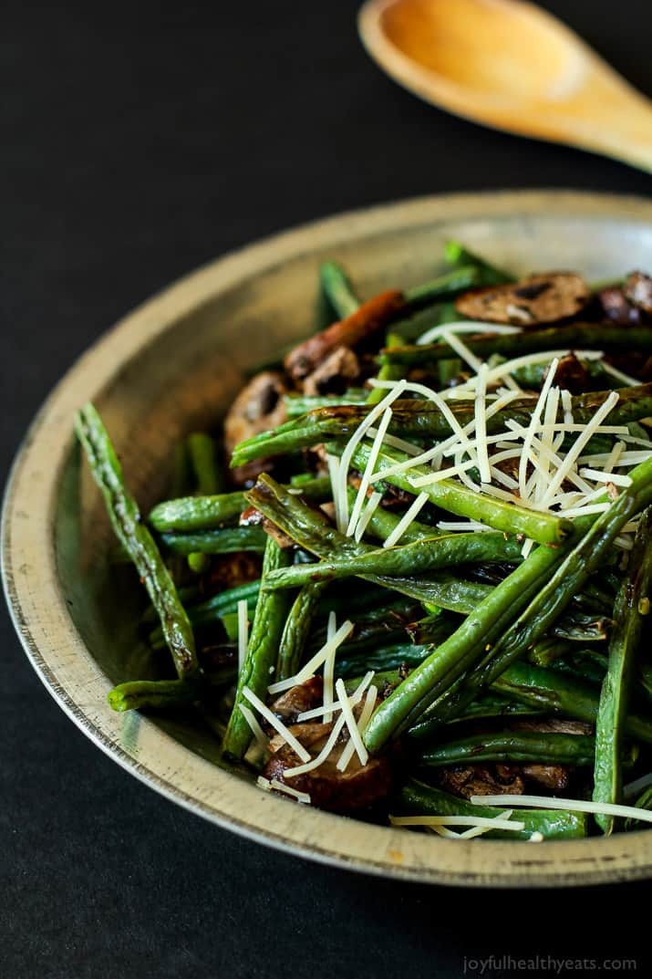 A much healthier version of Green Bean Casserole, fresh green beans & mushrooms mixed with thyme and lemon juice. | m.albarakaa.com 更健康的青豆砂锅,新鲜的青豆和蘑菇混合百里香和柠檬汁。| m.albarakaa.com