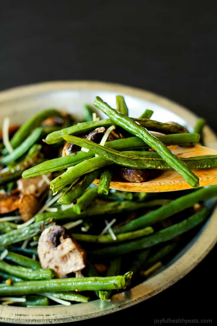 A much healthier version of Green Bean Casserole, fresh green beans & mushrooms mixed with thyme and lemon juice. | m.albarakaa.com 更健康的青豆砂锅,新鲜的青豆和蘑菇混合百里香和柠檬汁。| m.albarakaa.com
