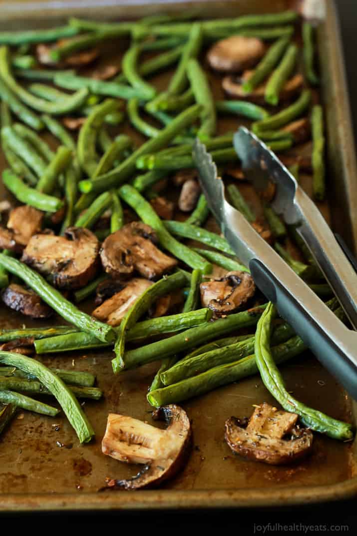 A much healthier version of Green Bean Casserole, fresh green beans & mushrooms mixed with thyme and lemon juice. | m.albarakaa.com 更健康的青豆砂锅,新鲜的青豆和蘑菇混合百里香和柠檬汁。| m.albarakaa.com